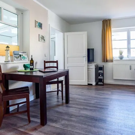 - Apt. 02 * Binz